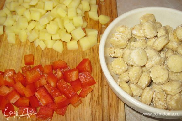 За это время нарезал кубиком картошку и сладкий перец, а еще порезал кружочком стручок красного чили. Положил все это в кастрюлю и залил литром горячей воды. Пусть варится. Чипетки добавлю, когда картошка сварится. Они варятся быстро, их готовность определяется также как и у пельменей. Всплыли – значит готовы.