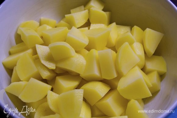 Картофель очистить и нарезать не очень крупными кубиками.