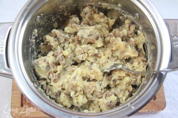 Картофельное пюре и грибную смесь соединить и хорошенько перемешать. Попробовать и отрегулировать на соль-перец. На этом этапе главное не съесть начинку полностью...