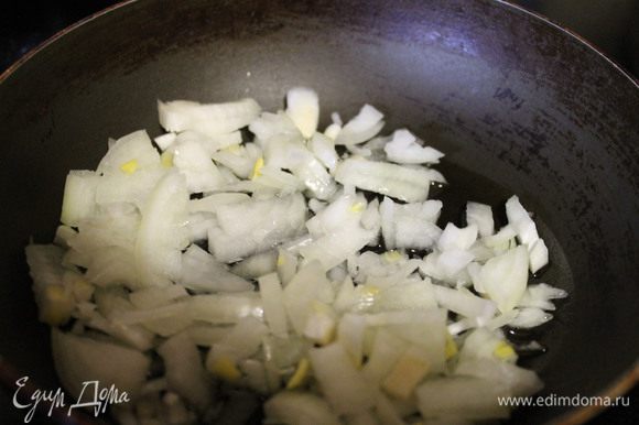 Пока картофель варится, обжарить лук мелкими кубиками на растительном масле, до золотистого цвета.
