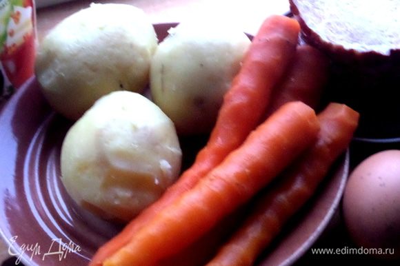 Картофель с морковкой отварить, остудить, очистить.