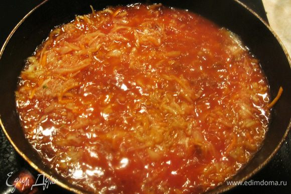 Осталось выложить капусту, залить томатным соком и оставить тушиться под крышкой на среднем огне на десять минут.