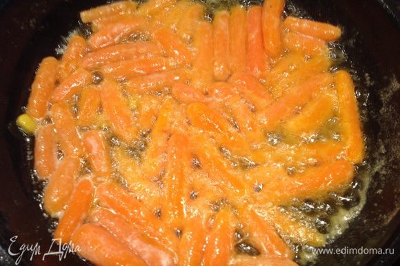 Нагреть на сковороде сливочное масло и слегка обжарить морковь. Посыпать морковь сахаром и дать ей карамелизироваться.