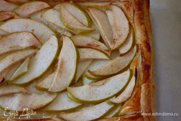 Запекать пока не зарумянится тесто и яблоки пропекутся 40 - 50 минут.