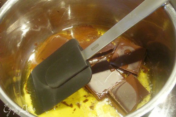 Растопить на маленьком огне шоколад с маслом. Размешать до однородности.