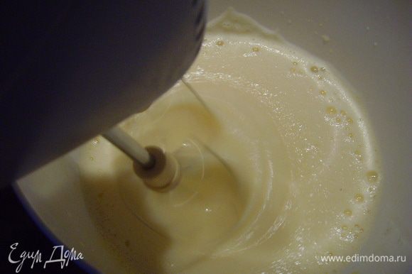 Яйца взбить миксером со щепоткой соли и сахаром в течении 5 мин. в очень густую, пышную пену.