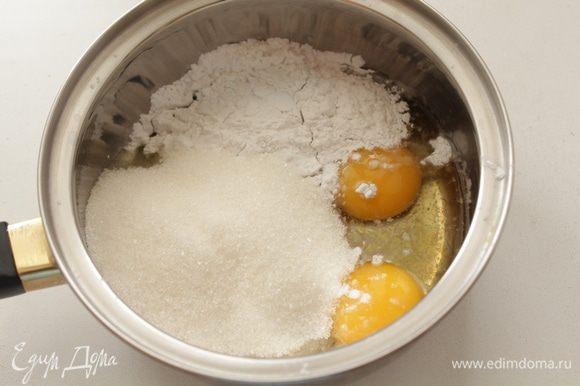 Для крема: желтки, сахар и крахмал хорошо перемешать до однородного состояния.