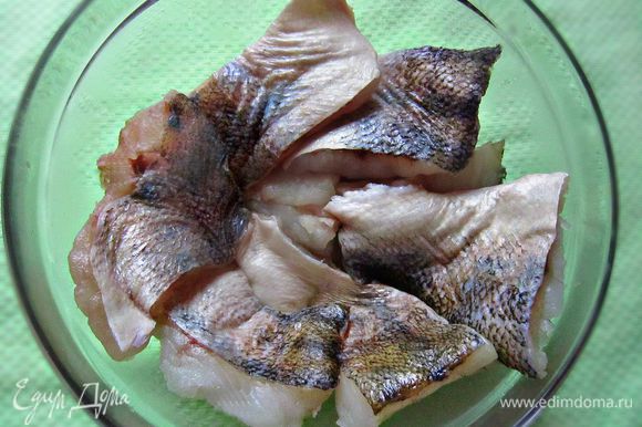Филе рыбы разрезать на небольшие порционные куски. Посолить, поперчить.