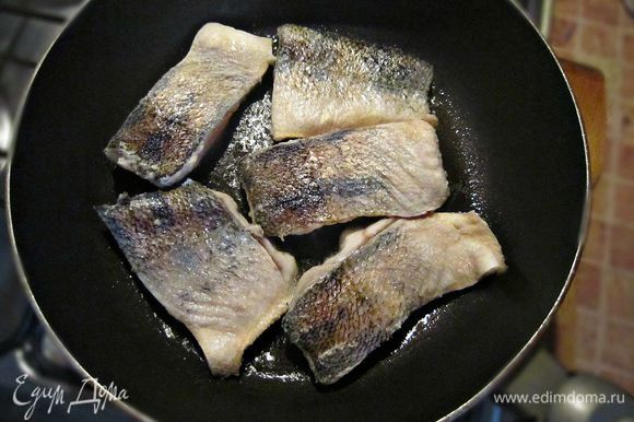 Слегка обвалять рыбу в муке, дать постоять 2 мин, чтобы мука впиталась. Нагреть в сковороде растительное масло и быстро обжарить кусочки рыбы с двух сторон по 2 мин, слегка подрумянив.