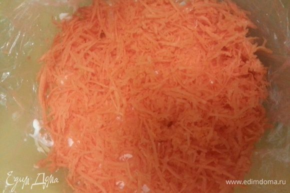 Следующий слой - сырая морковь, натертая на средней терке. Майонезом не промазываем.
