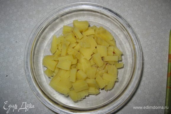 2 слой: чистим картофель в мундире и нарезаем кубиками.