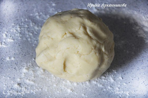 Мягкое масло взбить с сахаром (делаю в комбайне), добавить яйцо и просеять туда муку с разрыхлителем. Взбить (должно скататься в шарик) и в хол-к минут на 40-50. Отщипывать кусочки и катать колбаски, скручивать в форму подковы. Печь около 15-20 минут при 180 гр.