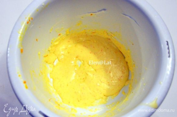 Печем бисквит: Для этого желток отделить от белка и взбить желток с сахаром, до состояния тягучего крема, займет это минут 5, добавив апельсиновую цедру.