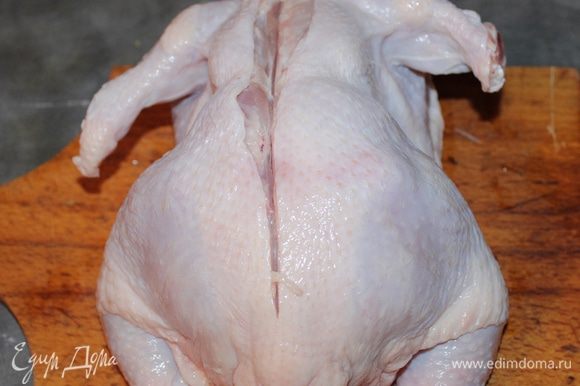 Нужно отделить мясо курицы от скелета. Курицу разрезаем по спинке. Отрезаем попку, крылья в суставах.