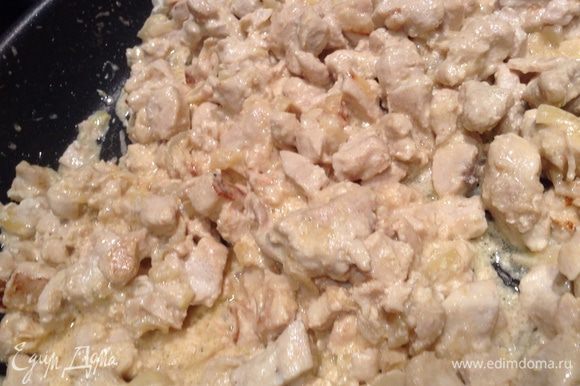 Обжарить лук с куриным филе (курицу нарезать маленькими кусочками), за 5 мин до конца добавить сливки.