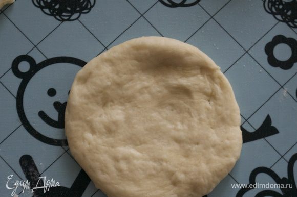 Приступаем к формовке булочек, которые после и будут представлять "Мартышкин хлеб". Каждый кусочек сначала скатать в шарик, затем расплющить, сделав такую вот лепешку.