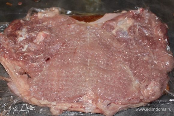 Затем срезаем часть мяса и равномерно распределяем по распластанной бескостной куриной тушке. Слегка отбиваем.