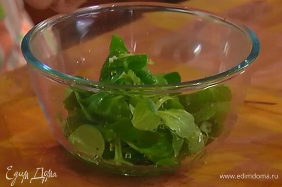 Листья салата выложить в небольшую посуду, сбрызнуть оливковым маслом Extra Virgin и оставшимся лимонным соком, посолить, поперчить и перемешать.