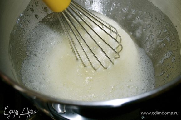 Для крема маршмэллоу положить белки с сахаром и лимонным соком (буквально несколько капель) в жаропрочную миску (лучше, если это будет чаша кухонного комбайна) и поставить на водяную баню. Начать взбивать венчиком, пока сахар не раствориться и белок не нагреется...