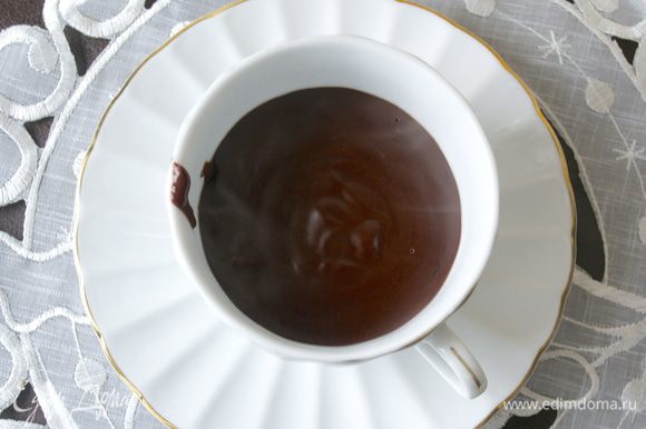 Разлить готовый шоколад по чашкам (количество, по Вашему вкусу).