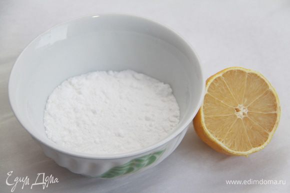 Для глазури смешать пудру с лимонным соком, добавить воду при необходимости.