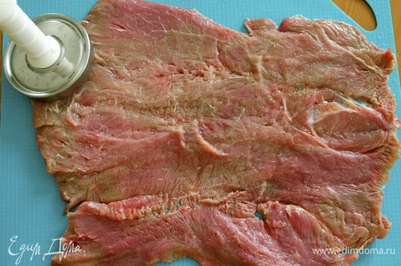 Мясо (можно взять телятину или говядину) надрезать и развернуть "книжкой", немного отбить.