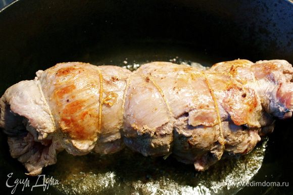 В глубокую сковороду с толстым дном налить немного оливкового масла и положить обжариваться мясо, переворачивая, чтобы он поджарился со всех сторон.