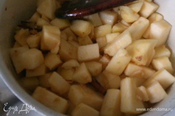 Добавить очищенные и порезанные на кубики яблоки и обжарить до румяности.