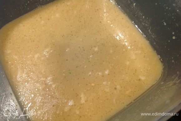 Приготовить маринад: чеснок выдавить, смешать с медом, горчицей и яблочным сидром.