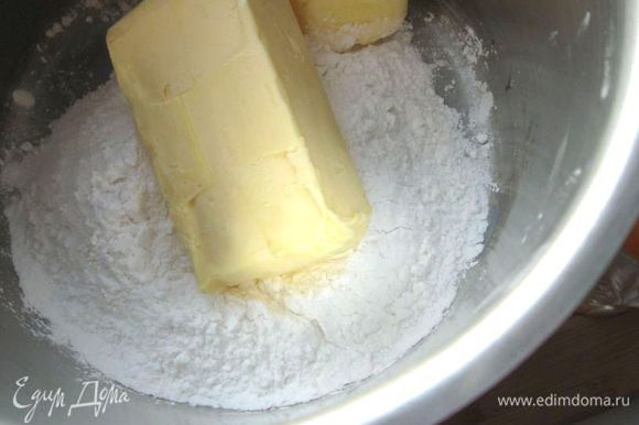 Сливочное масло с сахарной пудрой взбить миксером на средней скорости.