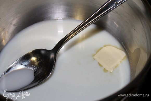Делаем глазурь. В ковшик наливаем молоко, добавляем, сахар, мед и масло. Ставим на медленный огонь и нагреваем до полного растворения сахара.