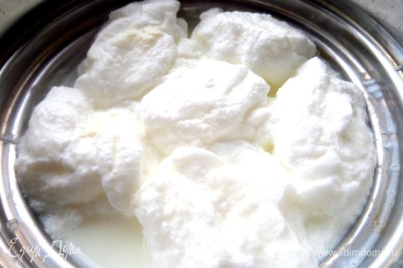 1,5 стакана молока доводим до кипения,переключаем на маленький огонь и аккуратно большой ложкой опускаем взбитые белки-снежки в молоко.