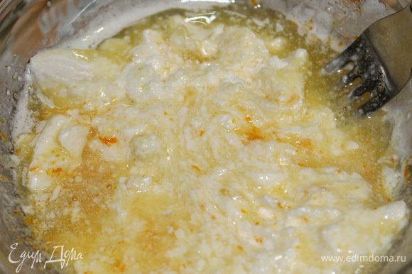 Смешать размягченное сливочное масло, рикотту и цедру апельсина. Добавить к взбитым яйцам, аккуратно перемешать до однородной консистенции.
