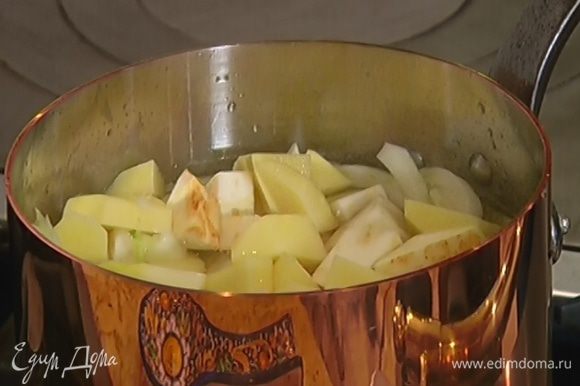 Добавить сельдерей и картофель, залить все горячей водой, так чтобы овощи были покрыты жидкостью. Варить под крышкой до готовности около 20 минут.