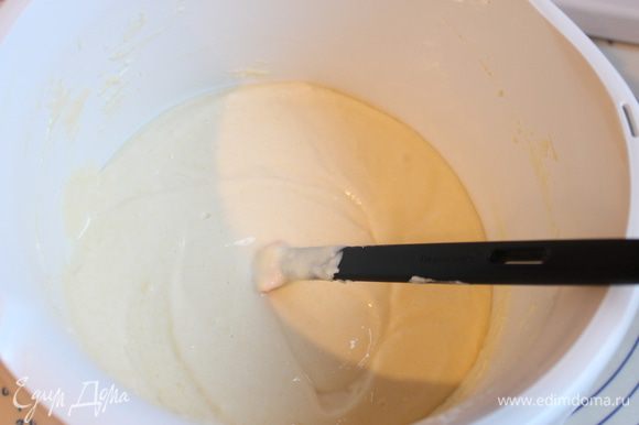 Масло мягкое растираем с манной крупой. Добавляем яйца, сахар, творог (20%) и крахмал. Все хорошо перемешиваем. (Творог обязательно должен быть пастообразным)