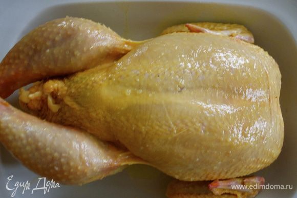 Положить курицу в огнеупорное блюдо, смазать ее оливковым маслом и посолить оставшейся солью, поперчить и поставить в разогретую духовку. Запекать до готовности! Время от времени поливать курицу выделяющимся соком. Время готовности курицы зависит от ее размеров. Поэтому советую Вам ориентироваться самостоятельно. Важно помнить, что птицу следует готовить очень тщательно, чтобы уничтожить в процессе готовки все возможные бактерии. Чтобы убедиться в готовности жареной курицы, проткните самую толстую часть куриного бедра чистой шпажкой (кончиком ножа). Если вытекающий сок прозрачен, курица готова. Если он чуть розовый, курица сырая.