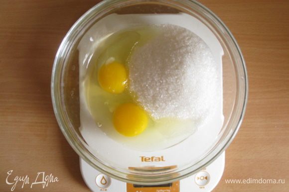 Яйца взбить с сахаром.