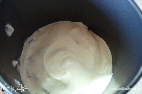 Несколько ложек вишневого крема кладем на основу. Пытаемся хоть как-то разровнять. Крем очень нежный.