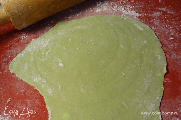 С помощью сахарной пудры раскатать марципан в пласт примерно в 2 мм. Но если ваши кексы не совсем идеальной формы, то рекомендую раскатать марципан слоем потолще. Т.к. тонко раскатанный марципан только подчеркнет изъяны, если они есть.