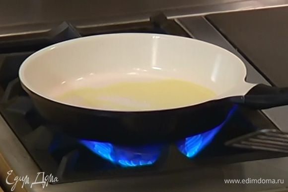 Сковороду, где обжаривался лук, протереть бумажным полотенцем, влить оставшееся оливковое масло и поместить на огонь.
