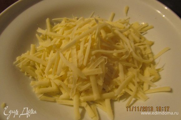 Яйца взбиваем с майонезом и добавляем натёртый сыр (любой сыр,который можно натереть на тёрке).