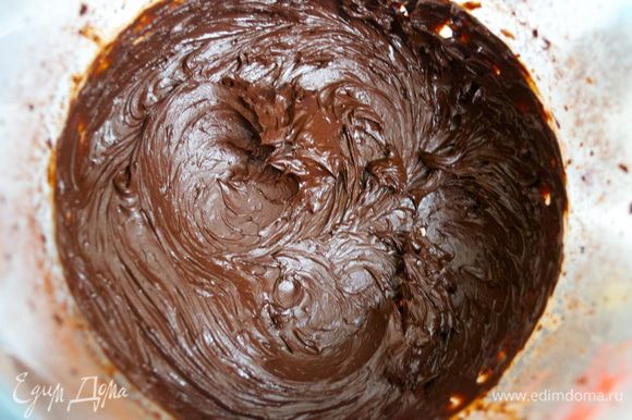 ...до получения густой пасты (этот процесс помогает усилить интенсивность шоколадного вкуса). Масса должна получиться примерно такой консистенции.