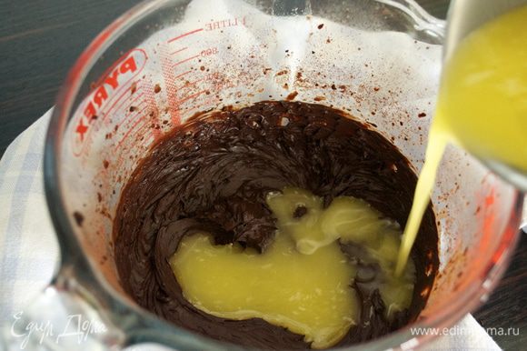 Сливочное масло растопить и добавить к шоколадной массе. Перемешать.