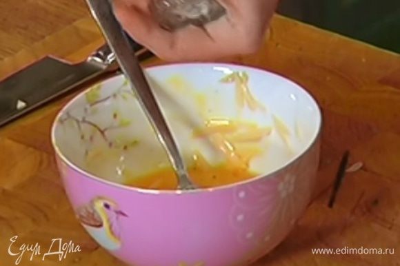 Натертый сыр добавить в третью миску с яйцами, посолить, поперчить и перемешать.