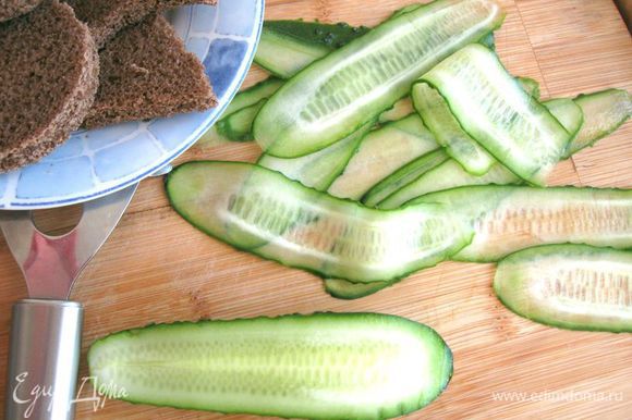 Огурец и авокадо помыть. С помощью овощечистки нарезать вдоль очень тонкие, почти прозрачные пластинки огурца.