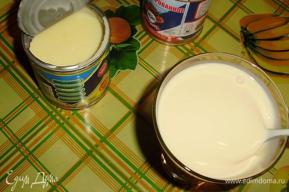 Соединить все ингредиенты для пропитки коржей: концентрированное молоко,топлёное молоко, сгущённое молоко и ликёр (по желанию).