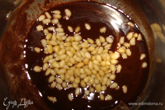 Растопить масло с шоколадом на водяной бане. Можно добавить кедровые орешки, а можно потом просто использовать шоколад.