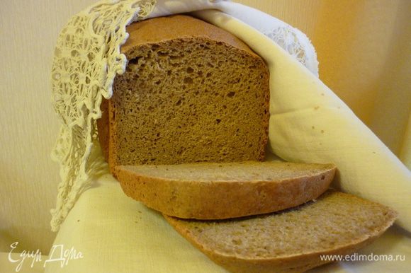 Резать хлеб лучше после полного остывания. но если вам не терпится съесть горбушечку с маслом, то, пожалуйста, осторожнее, не обожгитесь.