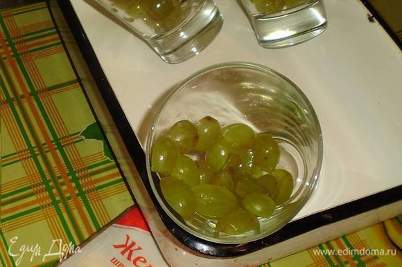 Перебрать виноград, порезать пополам и разложить на половину бокала. Бокалы поместить под наклоном в форму.