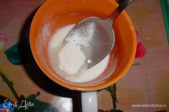 В части холодного молока развести желатин, чтобы не было комков.